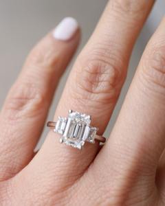 Anillo de Tres Piedras con Moissanita Corte Esmeralda de 10x8mm con Piedras Laterales de Moissanita Baguette, Chapado en Oro Blanco, Joyería de Compromiso y Boda - Product Image 3