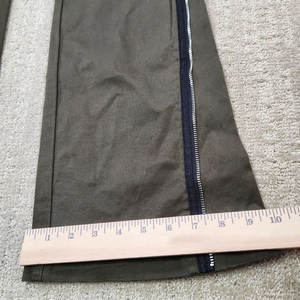 Pantalon gothique vert olive pour femme, jambe évasée, sergé, avec œillets et accessoires métalliques, style grunge - Product Image 4