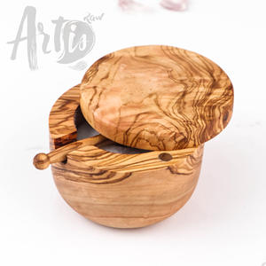 Salero de madera de olivo hecho a mano con cuchara de madera - Product Image 1