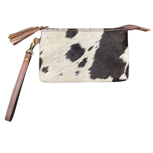 Embrague de piel de vaca de moda del proveedor fabricante indio correa de muñeca extraíble borla cremallera superior diseño de pelo remache portátil - Product Image 1