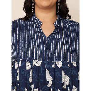 Deebaco Robe pour femme grande taille à rayures bleues et imprimé floral, col en V, manches trois quarts, coupe trapèze, taille empire, longueur genou - Product Image 2
