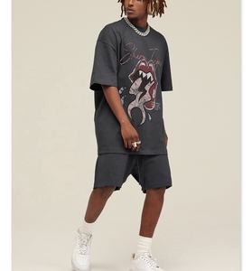 Ensemble T-shirt surdimensionné et short en coton respirant pour hommes impression de rue avec étiquette tissage tricoté pour la saison d'hiver - Product Image 1