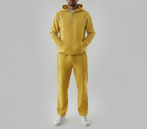 Conjunto Deportivo de Dos Piezas para Hombre, Sudadera con Capucha y Pantalones Deportivos Amarillos Texturizados, Estampado Geométrico, Ropa Deportiva Informal - Product Image 4