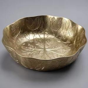 Elegante Juego de Platos de Metal para Servir, para Espacios de Comedor Contemporáneos - Product Image 1