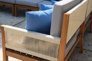 Table basse ronde moderne d'extérieur avec plateau en teck et structure tressée, design durable pour cour et hôtel - Product Image 3