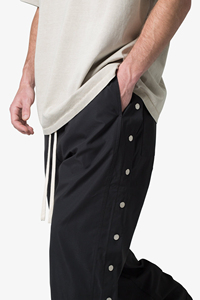 Pantalones de chándal acampanados rectos de talla grande personalizados OEM para hombre, cortavientos de nailon transpirable con botón de diamantes de imitación, diseño de pista acampanada - Product Image 4