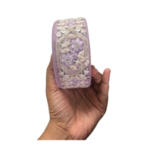 2025ที่มีคุณภาพสูงดีไซน์เนอร์ปักลูกปัดขอบลูกไม้สำหรับชุดเดรสริบบิ้นประดับเลื่อมสำหรับส่งออกอินเดีย - Product Image 1