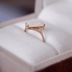 Bague de fiançailles et de mariage luxueuse pour femme, trois pierres en moissanite émeraude, plaquée or argent 18 carats, sertie à griffes, certifiée IGI - Product Image 4