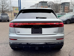 Superbe Q8 quattro Premium Plus 55 TFSI d'occasion 2025 avec pack Executive, démarrage à distance, sièges en cuir, jantes en alliage - Product Image 3