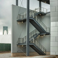 Escalier droit à poutre simple en acier au carbone DB Outdoor Design avec marches en acier à plaques diamantées et garde-corps en acier inoxydable