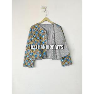 Veste matelassée en coton faite à la main pour femmes Style Boho Patchwork Design avec fermeture à bouton Technique imprimée pour les cadeaux de vacances - Product Image 1
