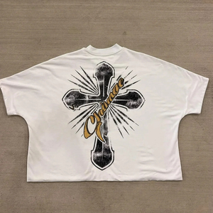 เสื้อยืดแขนสั้นสีขาวสำหรับผู้ชายพร้อมข้อความสีทองและลายพิมพ์พระกระยาหารมื้อสุดท้ายสไตล์สตรีทคอกลมทรงปกติผ้าเจอร์ซีย์คอตตอน - Product Image 2