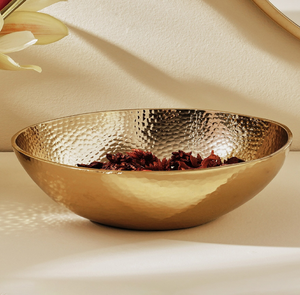 Splendide bol décoratif en métal martelé aux tons de ruée vers l'or pour hôtels et restaurants servant des plats saladiers à salade à vendre - Product Image 1