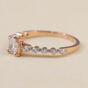 แหวนหมั้นเพชรเลี้ยงในห้องปฏิบัติการ ประดับด้วยเพชรทรงคุชชั่น - Product Image 6