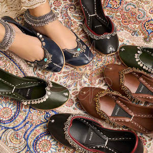 Khussa Antideslizante de Diseño Plateado de Alta Calidad con Parte Superior de Cuero Sintético y Entresuela de Cuero Genuino Hecho en Pakistán - Product Image 6