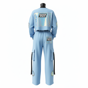 Conjunto de sudadera corta y pantalones cargo de felpa de algodón y poliéster premium de 320 GSM con logo reflectante azul para mujer - Product Image 3