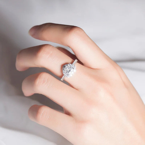 Bague de fiançailles personnalisée en or blanc 14 carats avec diamant de laboratoire taillé en cœur certifié IGI pour mariage de femme - Product Image 4