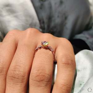 Anillo de Compromiso con 5 Diamantes de Corte Redondo - Product Image 5
