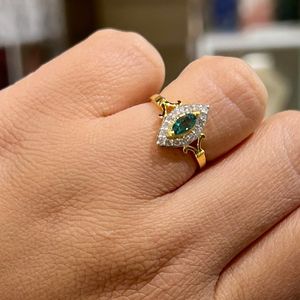 Bague en or 14 carats avec émeraude de Zambie Regal Glow conçue pour un look premium intemporel, parfaite pour le style classique et les vêtements de luxe de tous les jours - Product Image 3