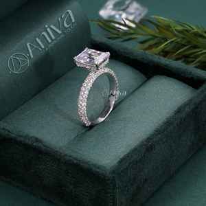 Elegante juego de anillos de bodas de oro blanco con Esmeralda y diamantes de corte redondo Diseño atemporal para compromiso y fiesta - Product Image 2