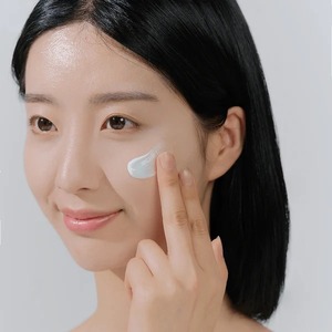Koreaanse Zonnebrandcrème Spf 50 Huidverzorgingsproducten Gezicht Zonnebrandcrème Centella Skin1004 Hyalu-Cica Water-Fit Zonneserum 50Ml - Product Image 2
