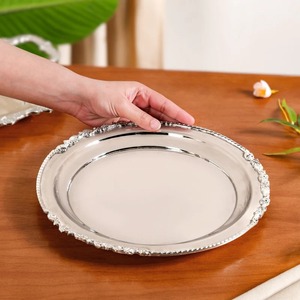 ถาดเสิร์ฟโลหะชุบสีเงินทรงกลมพร้อมขอบดอกไม้สำหรับงานปาร์ตี้ในบ้านโรงแรม - Product Image 5