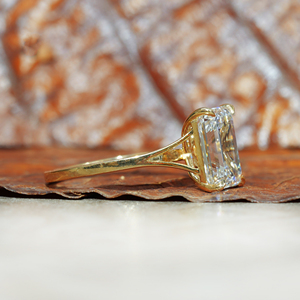 Anillo de Compromiso de Tres Piedras con Diamante Cultivado en Laboratorio de Corte Esmeralda de 3.0 Ct, Estilo Bohemio para Mujer, Certificado IGI, Oro Amarillo de 14K - Product Image 2