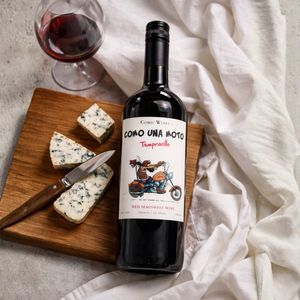 Como Una Moto - Vino Tinto Semiseco 100% Tempranillo 11% ABV Vino Tinto Español 750ml - Product Image 3