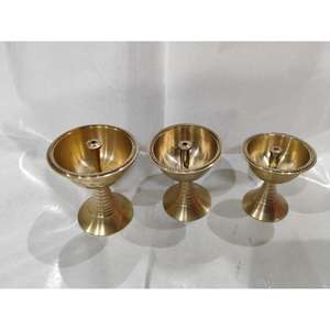 Diya ทองเหลืองเกรดดีที่สุดที่มีผิวทองเหลืองแท้ผิวเรียบและการออกแบบแบบดั้งเดิมสำหรับงานเทศกาลและการตกแต่งบ้าน - Product Image 3