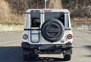 Super White 2025 Ineos Grenadier, Volante a la Izquierda, Automático, 4x4, Usado, Techo Solar, Arranque Remoto, Asientos de Cuero, Paquete Premium, Llantas de Aleación - Product Image 4