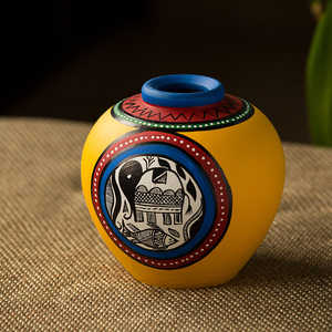 Vase en forme de Matki en terre cuite jaune de 15,2 cm, fait à la main, peint à la main, Madhubani, fabriqué en Inde - Product Image 1