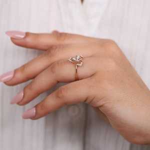 Anillo Romántico con Diamante Cultivado en Laboratorio, Diseño Floral Inspirado en la Naturaleza, Corte Redondo, Claridad VS, Blanco Platino Rodio, Certificado IGI - Product Image 4