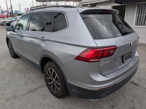 Tiguan SE FWD SUV 2024 con Volante a la Izquierda, Interior Oscuro, Asientos de Cuero R15, Portaequipajes de Techo de Aleación de Aluminio - Product Image 4