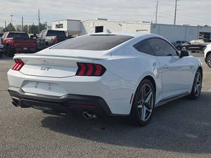 Ford Mustang GT Premium 2024 Usado en Excelentes Condiciones - Product Image 2