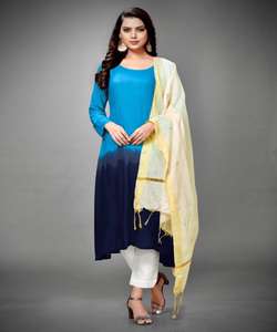 Abaya turque avec un design de vêtement moderne en bleu et rose pour les femmes à la recherche de vêtements islamiques élégants et élégants - Product Image 6