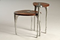 Ensemble de meubles en bois d'acajou et aluminium moulé, design unique avec découpe sous le plateau, tables basses latérales Art Déco faites à la main, style artistique pour la décoration intérieure