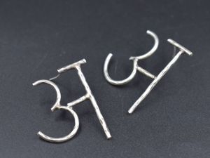 Bijoux de luxe Boucles d'oreilles pour femmes Boucles d'oreilles Lettre hindi Bijoux plaqués or pour femmes et filles - Product Image 2