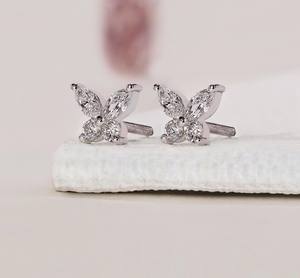 Élégantes boucles d'oreilles papillon à visser en or blanc massif 14 carats plaqué rhodium, avec diamants marquise de laboratoire certifiés IGI - Product Image 2