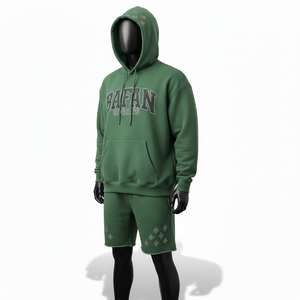 ชุดเซ็ตฮู้ดดี้และกางเกงขาสั้นผู้ชาย ผ้าฟลีซคอตตอนโพลีเอสเตอร์ พรีเมียม 320 GSM สีเขียวเข้ม พร้อมโลโก้ปักลายด้วยเทคนิคฮีททรานเฟอร์ - Product Image 4