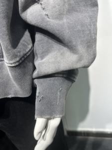 เสื้อฮู้ดดี้ผู้ชายทรงโอเวอร์ไซส์แบบซิป สไตล์สตรีทแวร์วินเทจ ล้างสีแบบแอซิดวอช แต่งขาดๆ มีกระเป๋า  ผ้าหนาพิเศษ - Product Image 4