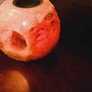 Lámpara de sal del Himalaya Rosa elegante de alta calidad, Pilar cilíndrico tallado, atrapasueños artesanal, estilo de amor de roca decorativo para el hogar - Product Image 2