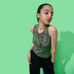 Camisetas sin mangas de mezcla de algodón y poliéster atléticas personalizadas para mujer Ropa de verano ligera de secado rápido con MOQ bajo Camisetas sin mangas con OEM - Product Image 3