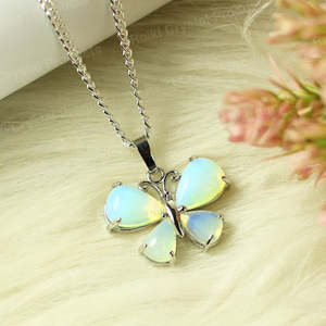 Collar de cristal para mujeres y niñas, colgante con forma de mariposa natural y cadena - Product Image 4