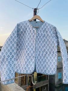 Chaquetas acolchadas con diseño de estampado floral de algodón de buena calidad con mangas, chaqueta de tamaño personalizado en un hermoso color para mujeres y niñas - Product Image 5