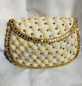 Monederos y embragues hechos a mano con cuentas hechos a medida adecuados para diseñadores de accesorios de moda ideales para reventa - Product Image 3