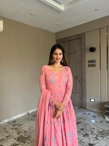 SHREE INDIAN EXPORTS Presente Comodidad personalizada Vacaciones de verano y uso diario Vestido Anarkali con conjunto Dupatta elegante para uso adulto - Product Image 3