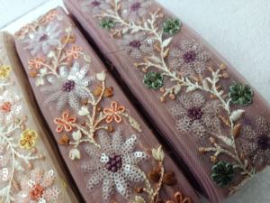 Bordado floral hecho a medida en seis formas de color en diseños florales para vestidos de mujer en 1,5 pulgadas de ancho y para reventa. - Product Image 3