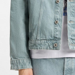 แจ็คเก็ตยีนส์สำหรับผู้ซื้อขายส่งจำนวนมาก ผู้ชาย แขนยาว ปกพับ ดีไซน์สตรีทแวร์ทันสมัย สวมใส่สบายและทนทาน - Product Image 3