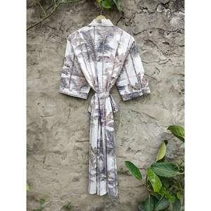 Kimono suave de algodón orgánico 100% con patrón Floral con cierre de cordón y cuello en V de longitud completa de verano para mujer - Product Image 2