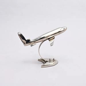 Sculpture de table d'avion en argent de luxe ornement artistique contemporain pièce de déclaration distinctive pour la vie moderne - Product Image 1